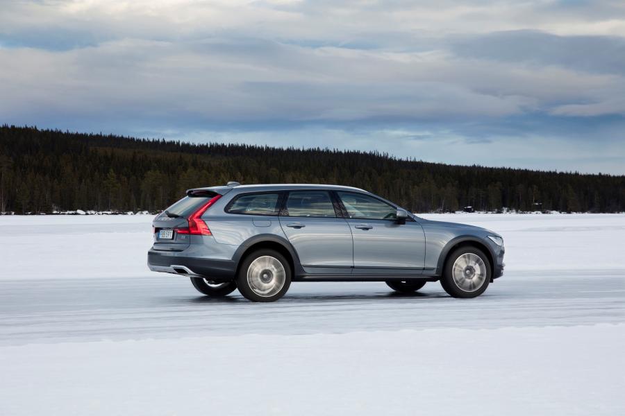  Volvo V90 D5 Cross Country 2016 года  (WW) (фото 2 из 36)